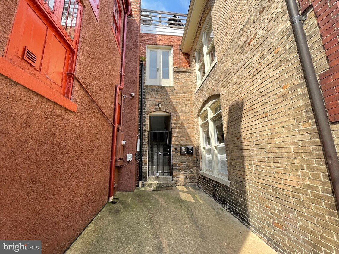Primary Photo - 303 William St