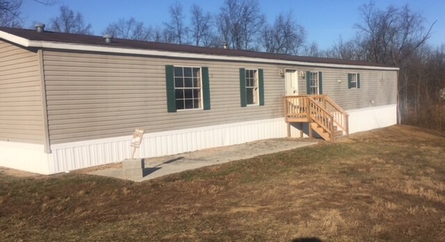 Primary Photo - 429 Slonaker Ln