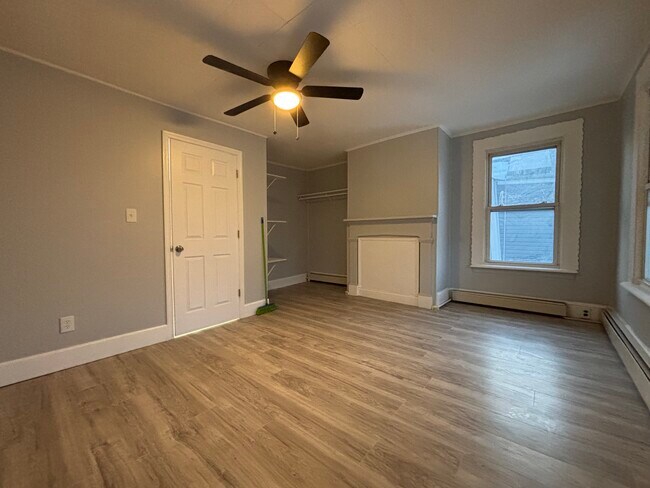 Foto del edificio - 318 E 1st Ave