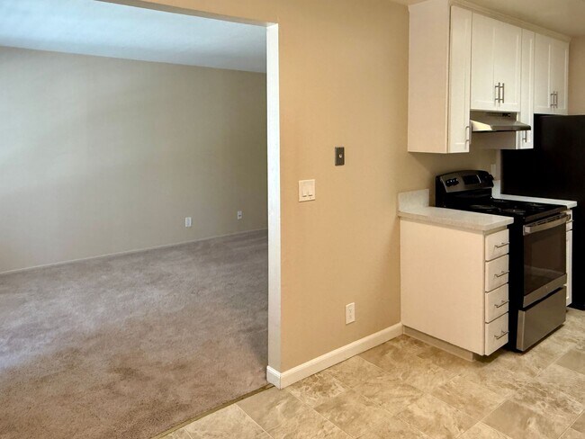 Building Photo - Bright and Updated 1 Bedroom 1 Bath Upstai...