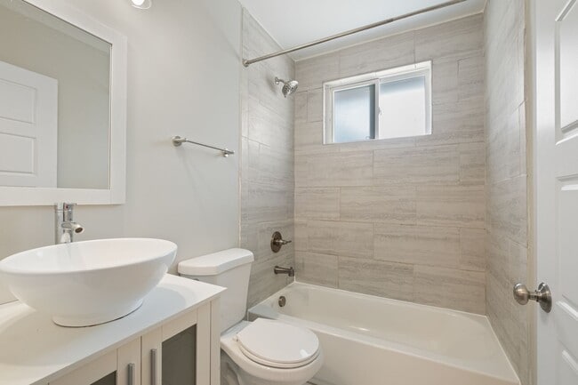 Building Photo - Available now, 2 bed 1 bath end unit in qu...