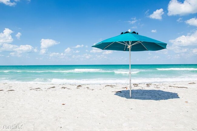 Building Photo - 2 br, 2 bath Condo - 3320 Gulf of Mexico D...