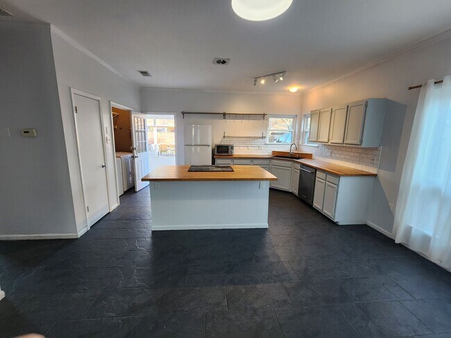 Foto del edificio - 777 Hadley Dr