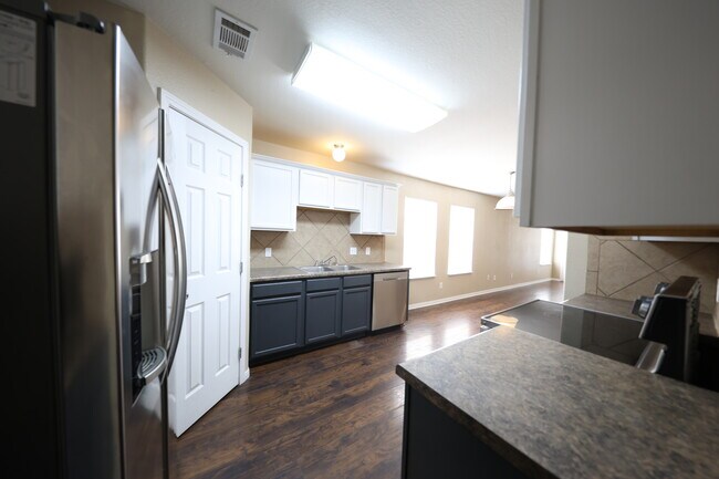 Foto del edificio - 6700 Taree Loop