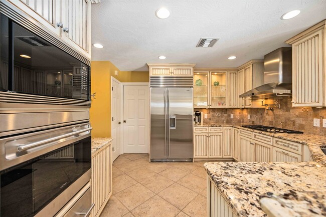 Building Photo - Experience the Ultimate Waterfront Getaway!