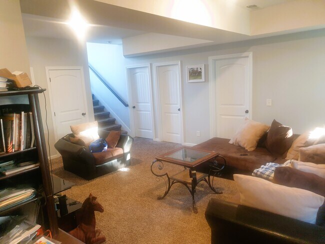 Building Photo - 1604 Parkside Dr