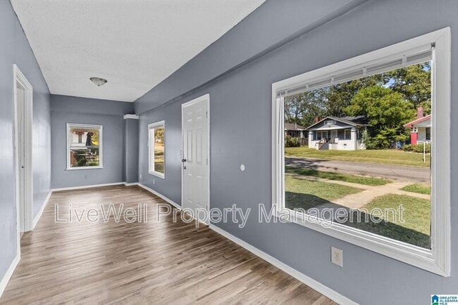 Building Photo - 1621 2nd Ct W