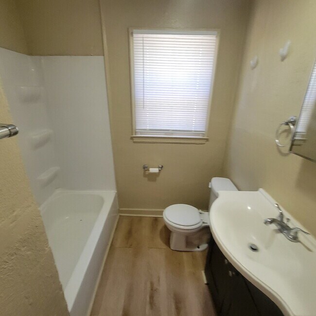 Building Photo - Amazing Irvington 3BR/1BA House!