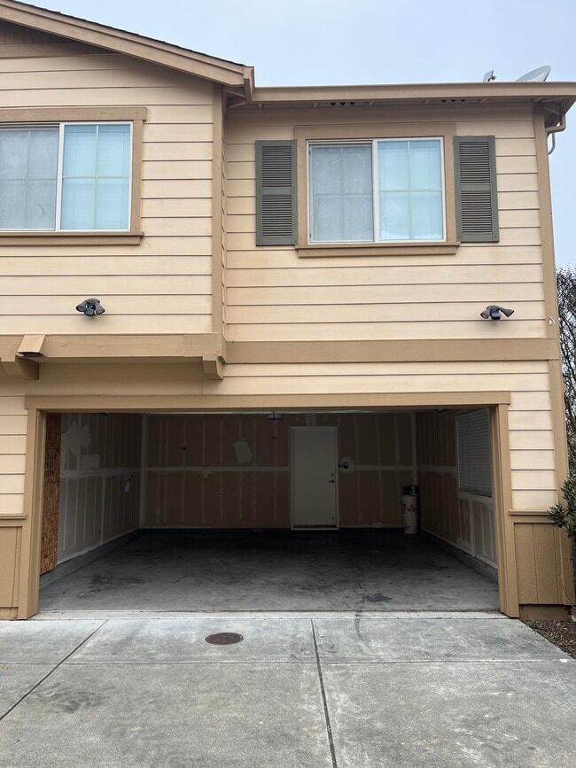 Building Photo - 2436 Avignon Cir