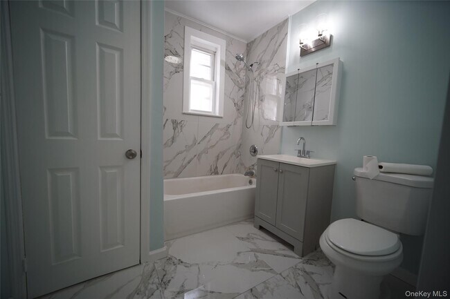 Foto del edificio - 723 E 227th St