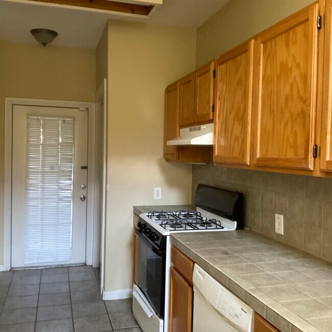 Building Photo - 2445 Monarch Dr