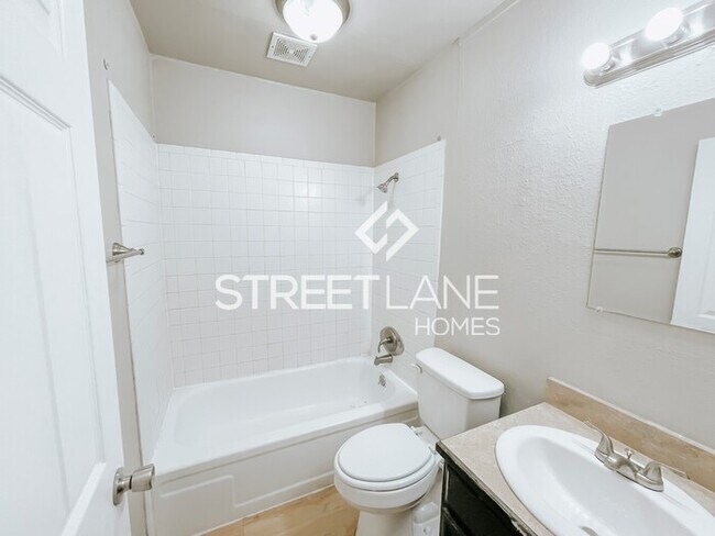 Building Photo - Charming 2 Bedroom in Wake Village!