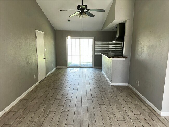 Foto del edificio - 635 Jeff Davis Dr