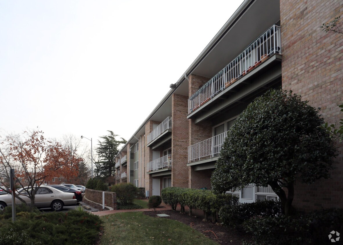 Building Photo - 22 Manor Cir
