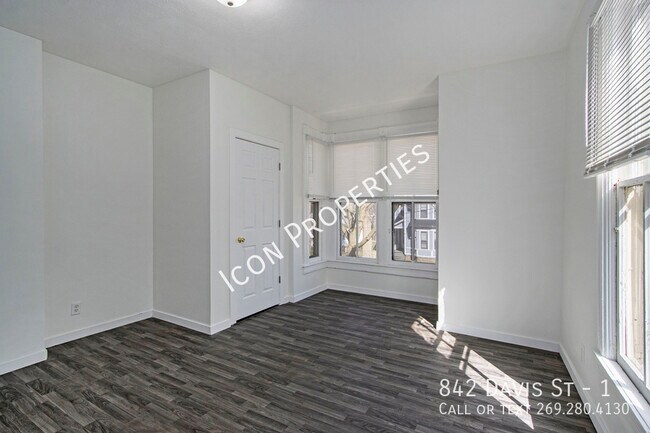 Foto del edificio - HUGE STUDIO W/ WALK IN CLOSET!