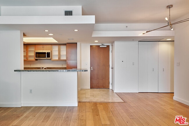 Building Photo - 13700 Marina Pointe Dr