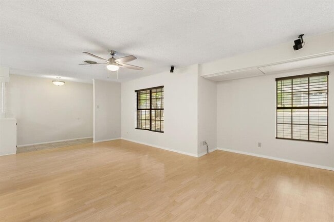Building Photo - 6203 Greentree Ln