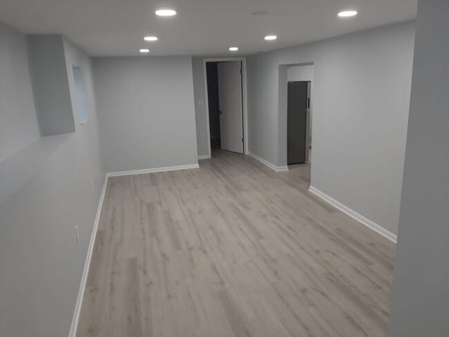 Building Photo - 5222 N Ludlam Ave