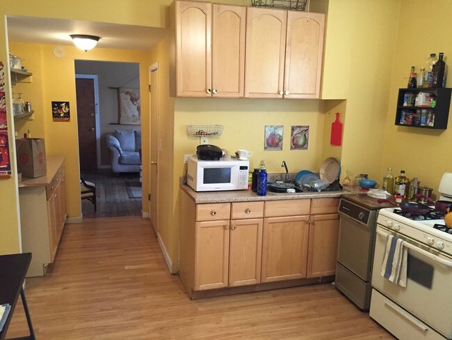 Interior Photo - 2450 W Cortland St
