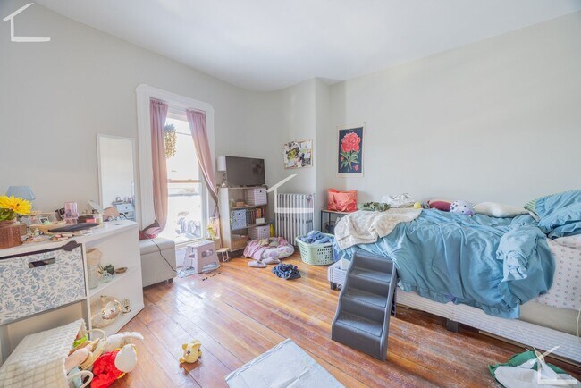 Foto del edificio - Spacious Apt w. Bonus office!  Heat and Hot Water Included!  Near T