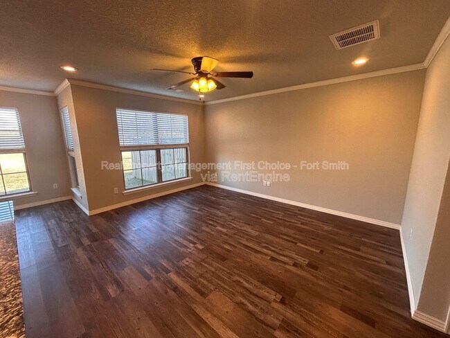 Foto del edificio - 446 N Albert Pike Ave