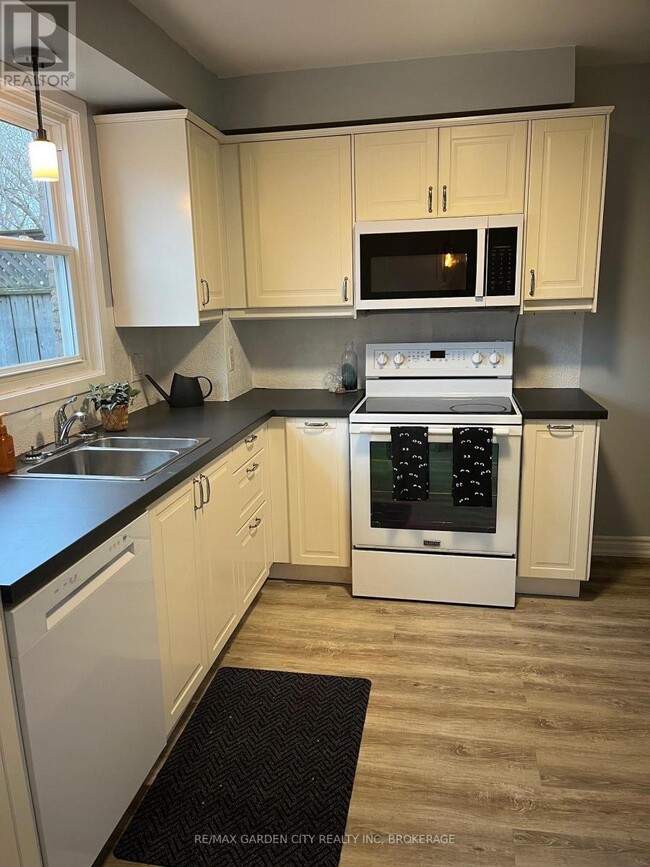 Building Photo - 42 Oakmeadow Pl