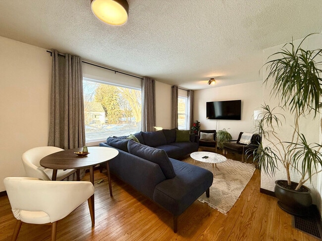 Photo du bâtiment - 8707-8778 78 Ave NW