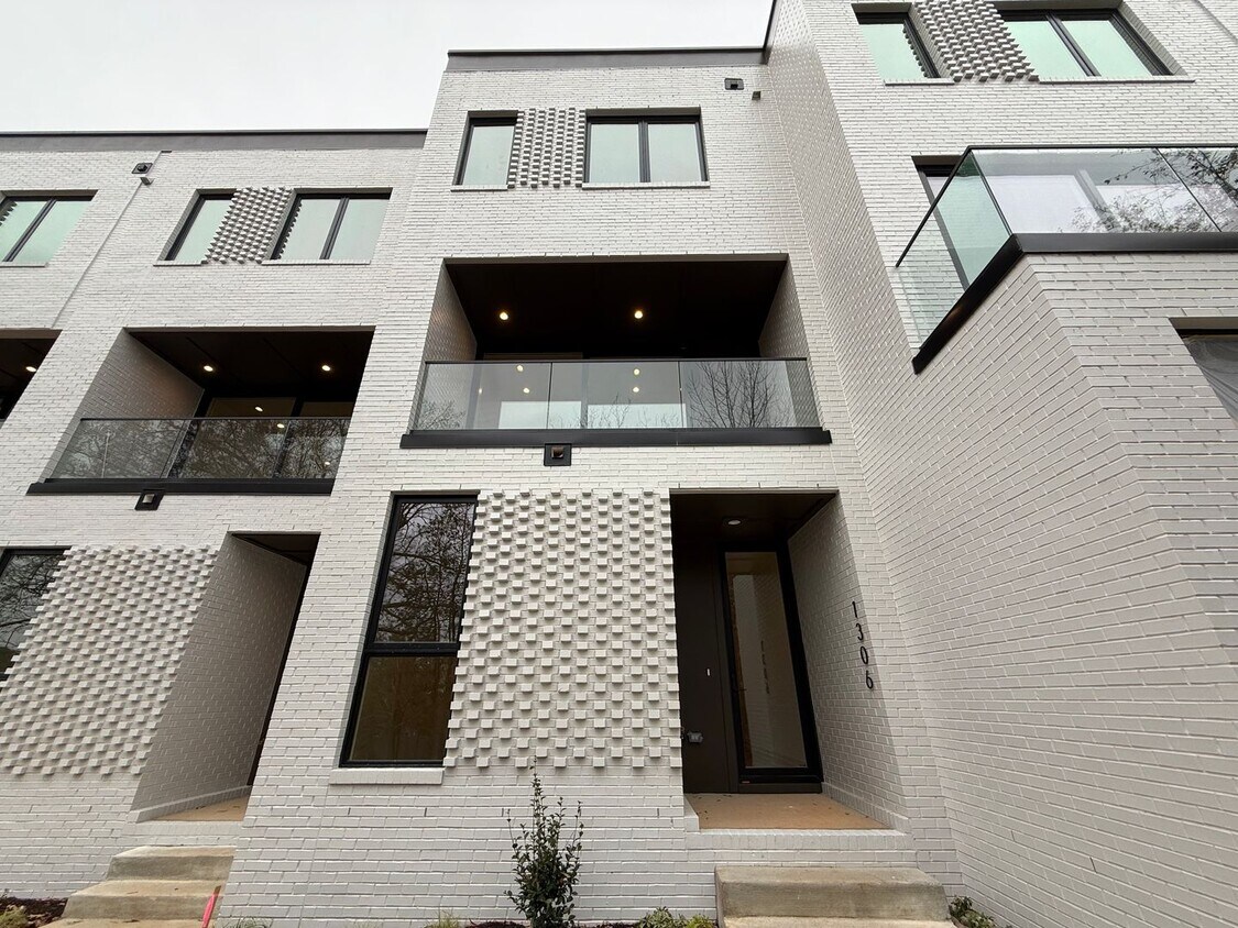 Foto principal - Luxurious New Construction 4BD, 2.5BA Raleigh Townhome with a Rooftop Terrace in a Prime Location...