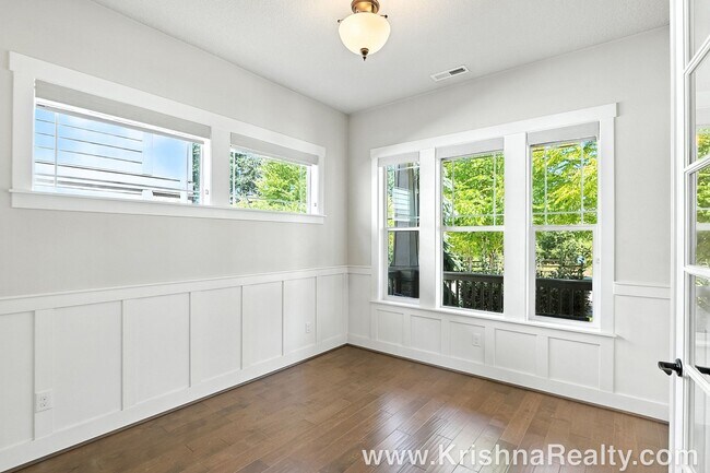 Foto del edificio - Beautiful 4 Bedroom Home with an Office Do...