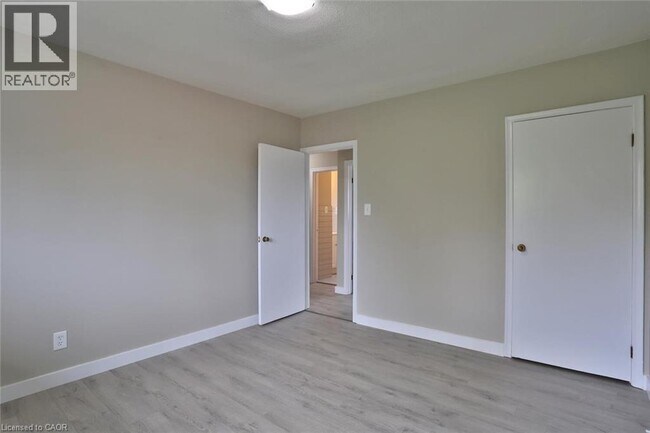 Photo du bâtiment - 240 Duke St E