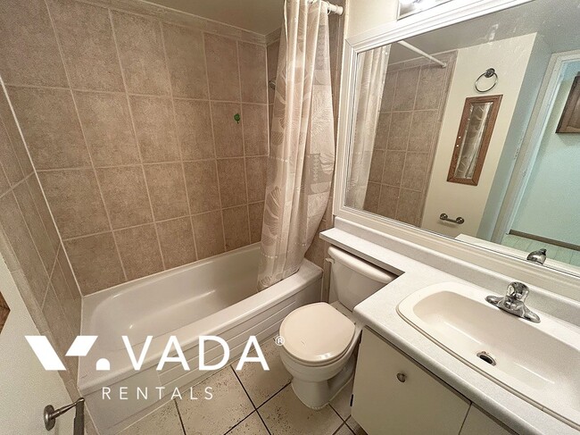 Building Photo - Sussex Square 1 Bedroom Apartment For Rent...