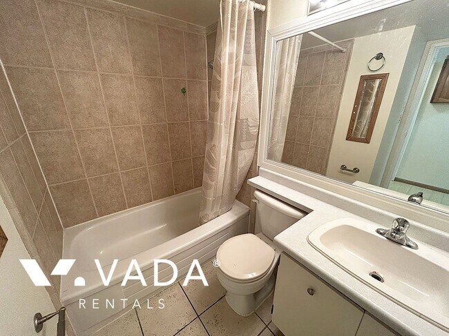 Photo du bâtiment - Sussex Square 1 Bedroom Apartment For Rent...