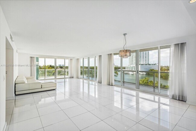 Building Photo - 16500 Collins Ave