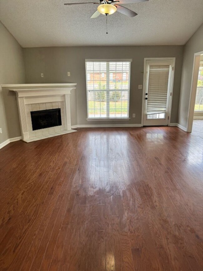 Building Photo - Renovated 4 Bedroom 2 Bath Home with Upsta...