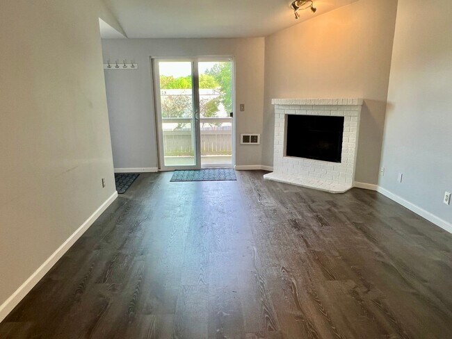 Building Photo - Woodinville ~ Woodland Hills Condo