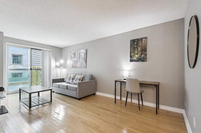 Building Photo - 168 Simcoe St