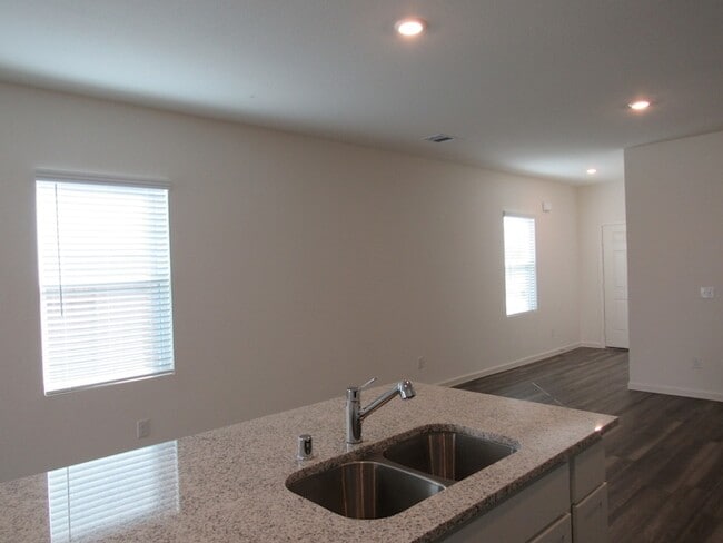 Building Photo - 2300 Plantation Dr
