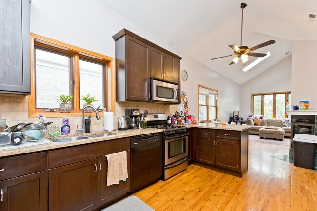 Foto del edificio - 1510 N Elk Grove Ave