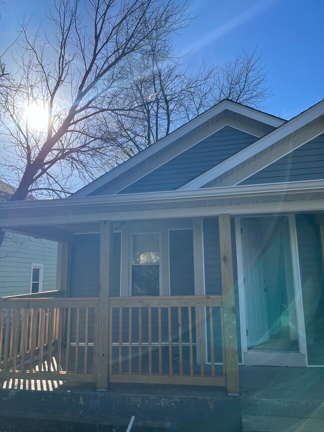 Building Photo - 1370 E 22nd Ave