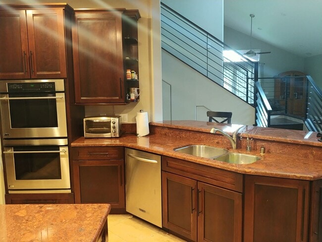 Building Photo - Spacious 6BR Home Near SDSU!