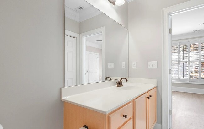 Building Photo - Spacious One-Bedroom in Prime Location