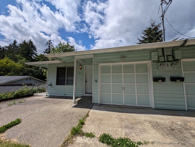 Building Photo - Two Bedroom Duplex in the Heart of Bremert...
