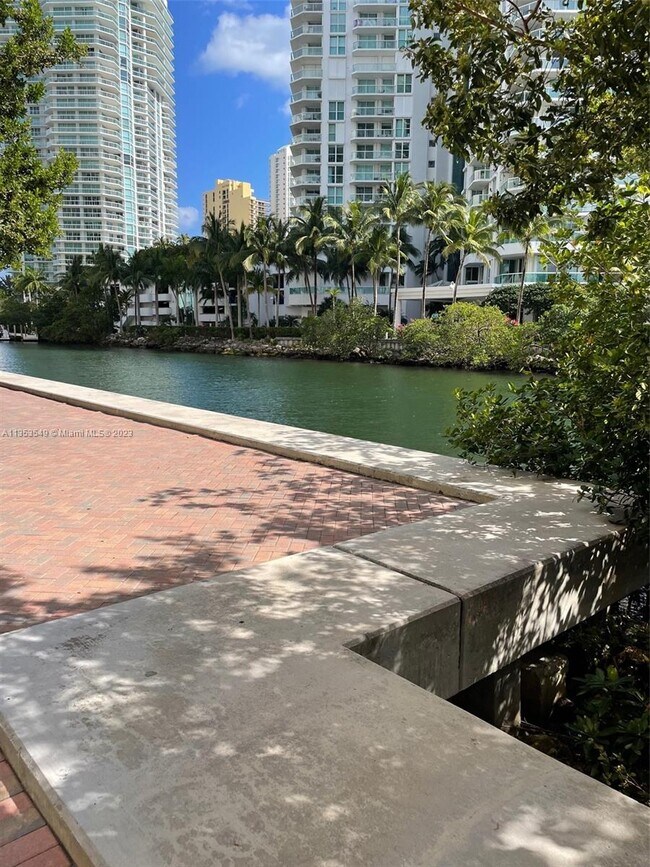 Foto del edificio - 330 Sunny Isles Blvd