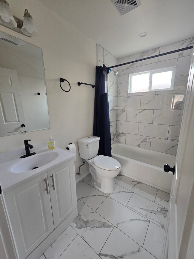 Foto del edificio - 1647 E 53rd St