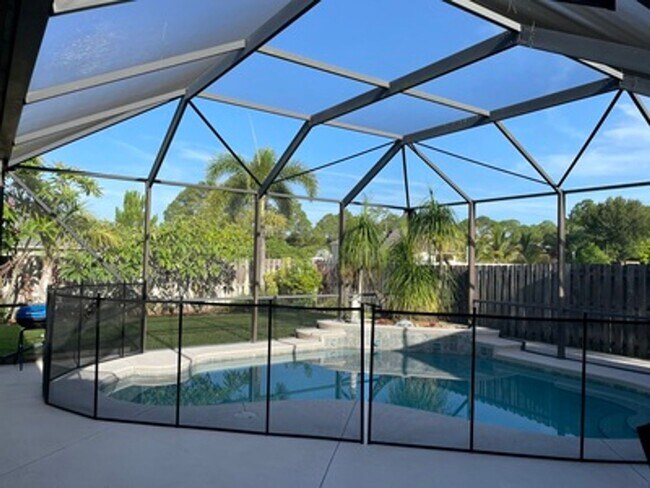 Foto del edificio - Well maintained large 4/2/2 corner lot poo...