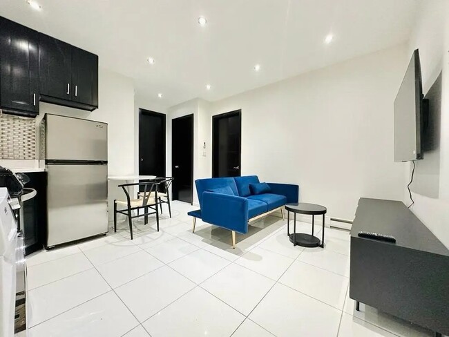 Foto del edificio - Furnished room/NOT APARTMENT