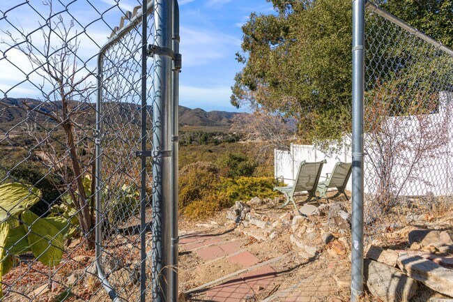 Building Photo - 55+ Senior Community~ 2 bed/2 bath with Am...