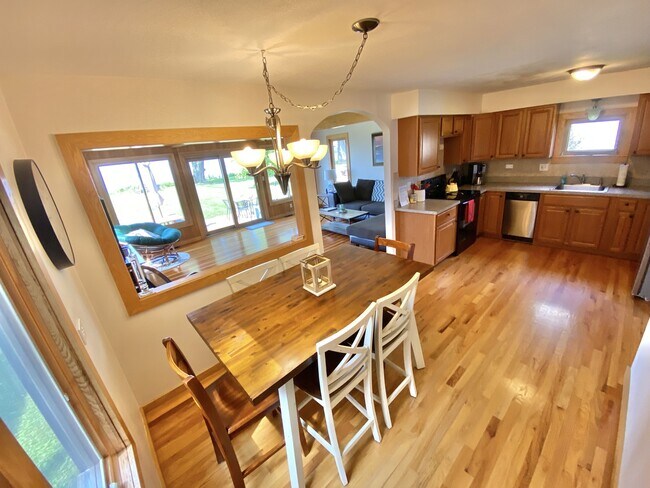 Foto del edificio - 665 Shackelton Point Rd