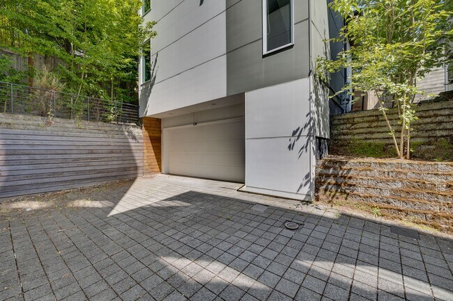 Building Photo - Beautiful 3 bedroom townhome in Leschi!