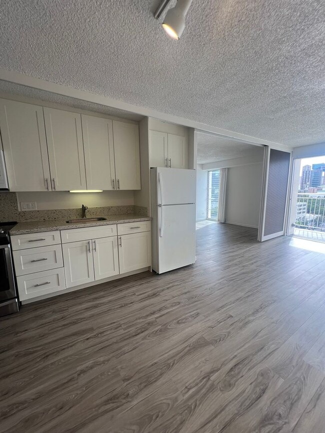 Building Photo - 1 Bedroom Kapiolani Manor by Ala Moana with Parking, Pool